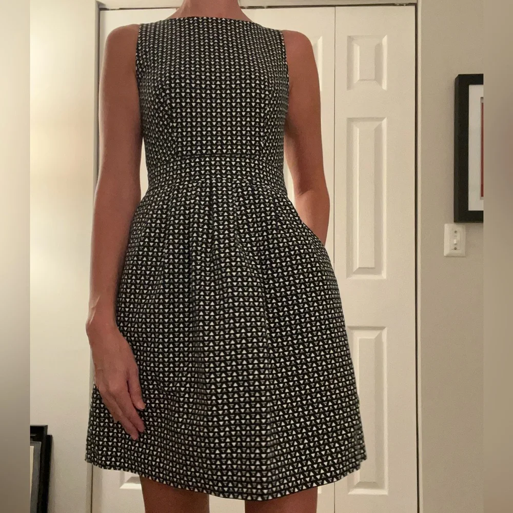 Elegant Black and White Patterned Dress - Picture 4 of 5